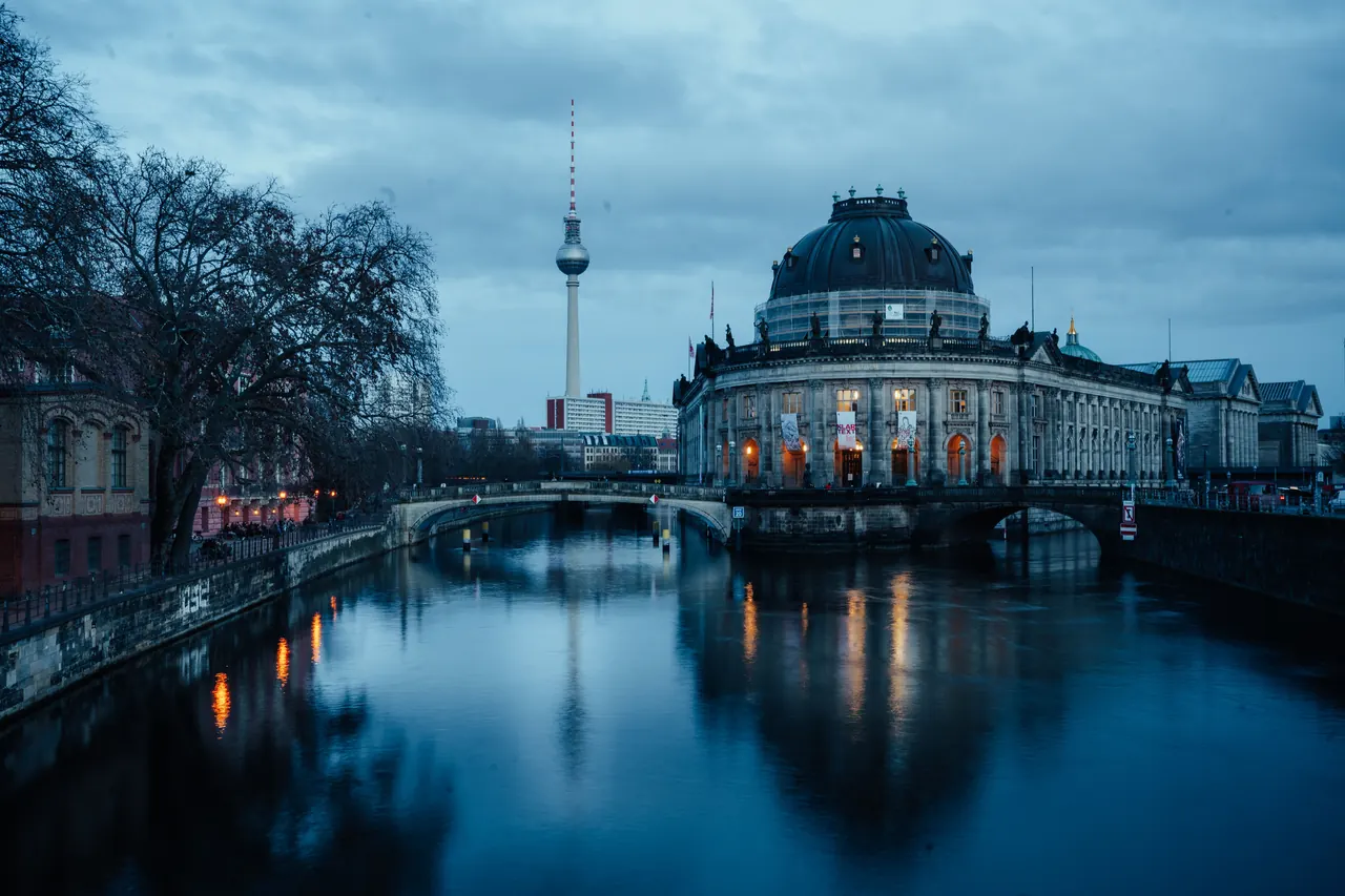 Scenic view of Berlin’s Museum Island with the Fernsehturm tower at dawn.
