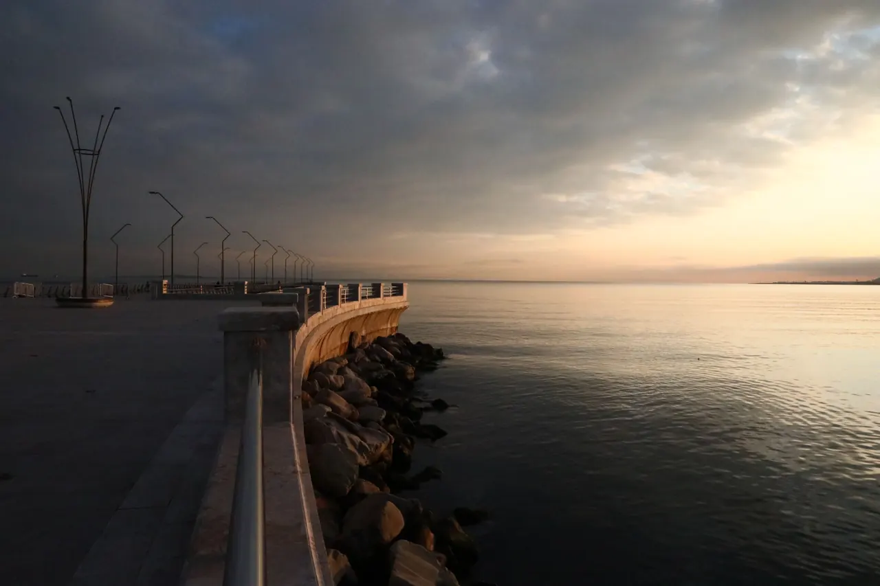 A tranquil view of Baku’s seaside promenade during a captivating sunset.